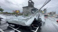 تسببت السحب التي خلفها الإعصار هايكوي ورائه في هطول أمطار شديدة الغزارة - رويترز