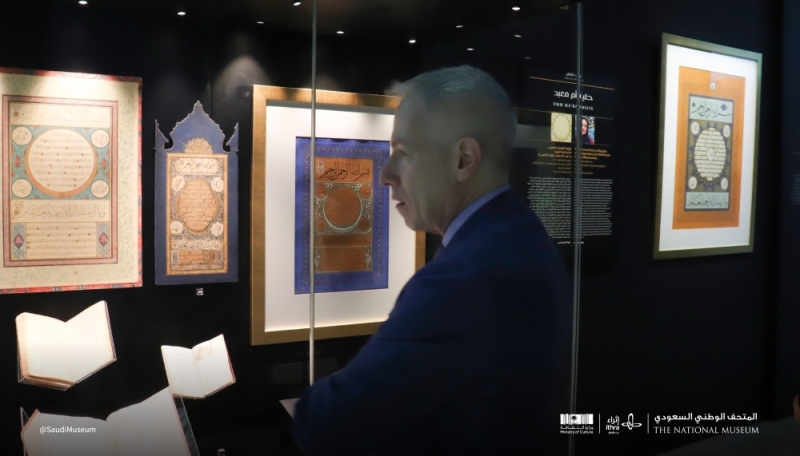 بجولة تعريفية.. السفير الأمريكي يزور المتحف الوطني السعودي