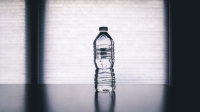 للوقاية من الجفاف يجب المحافظة على شرب كمية كافية من الماء يوميًا - مشاع إبداعي