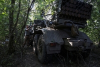جندي أوكراني يتحقق من نظام إطلاق صواريخ متعددة على خط المواجهة- رويترز