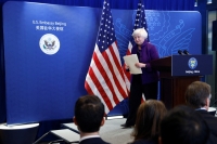 وزيرة الخزانة الأمريكية جانيت يلين تحضر مؤتمرا صحفيا في سفارة الولايات المتحدة في بكين - رويترز
