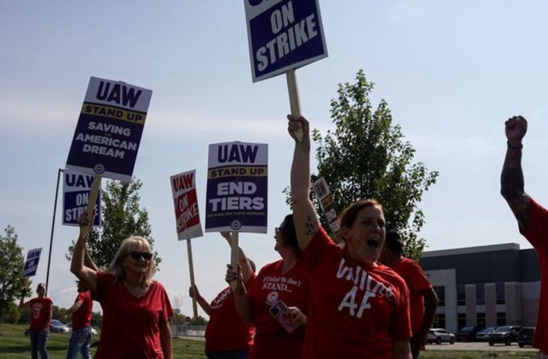 نقابة عمال السيارات الأمريكية تمدد إضرابها في 38 مركز توزيع