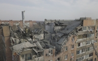 مبنى متضرر جراء قصف روسي (رويترز)