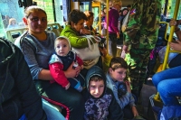 عائلات في شاحنة تفر من القتال في ناغورنو كاراباخ إلى عاصمة أرمينيا يريفان - د ب أ