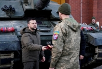 الرئيس الأوكراني فولوديمير زيلينسكي يلتقي بالقوات الأوكرانية التي يتم تدريبها ببريطانيا- رويترز 