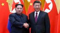 زعيم كوريا الشمالية مع الرئيس الصيني في لقاء سابق - موقع usa today
