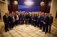 صورة جماعية خلال اجتماع وزراء خارجية الاتحاد الأوروبي في أوكرانيا - د ب أ