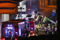 رجال الإطفاء وأفراد الإنقاذ يعملون بالقرب من الحافلة المنكوبة بإيطاليا- رويترز 