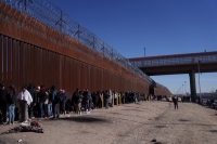 الجدار الحدودي يستهدف عرقلة التدفقات القياسية للمهاجرين من المكسيك - Bloomberg