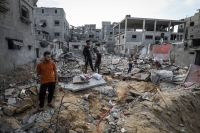 فلسطينيون يتفقدون منازلهم المدمرة جراء الغارات الإسرائيلية - د ب أ