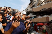 غضب الفلسطينيين بعد غارات إسرائيلية في خان يونس بجنوب قطاع غزة - رويترز