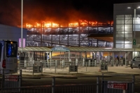 اندلاع حريق ضخم في موقف سيارات بمبنى المطار - موقع the mirror