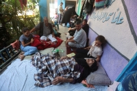 الفلسطينيون الذين فروا من منازلهم وسط غارات الاحتلال يحتمون بمدرسة تديرها الأمم المتحدة- رويترز 