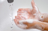 غسل اليدين جيدًا أبرز طرق الوقاية من الإصابة بالعدوى - مشاع إبداعي