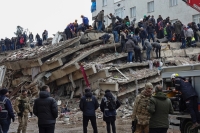 فرق الإنقاذ تعمل تحت أنقاض مبنى بعد أحدث زلزال في تركيا - د ب أ