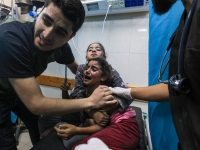طفلتان فلسطينيتان تتلقيان العلاج بعد الإصابة في قصف الاحتلال - موقع newsweek
