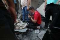 الحزن يخيم بجوار جثة صبي استشهد في غارات الاحتلال الإسرائيلي- رويترز