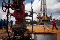 تخفف العقوبات الأمريكية على قطاع النفط في فنزويلا أسهم في تراجع الأسعار - رويترز