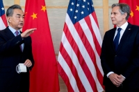 وزير الخارجية الصيني وانغ يي مع نظيره الأمريكي في لقاء سابق - وكالات