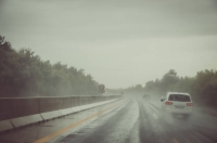 "هيئة الطرق" توصي بتعليمات السلامة أثناء القيادة في الأمطار