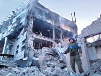 آثار قصف روسي على في أوكرانيا (رويترز)