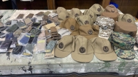 ضبط رتب وأنواط في محلات مخالفة لبيع ملابس عسكرية بالرياض- إكس إمارة الرياض