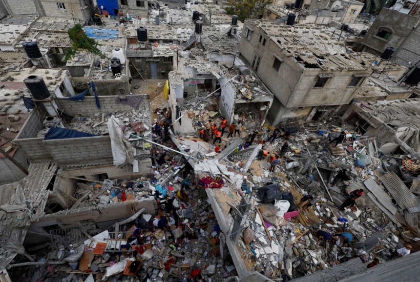 أفراد الطوارئ يتفقدون الأضرار في موقع الضربات الإسرائيلية على المنازل - رويترز