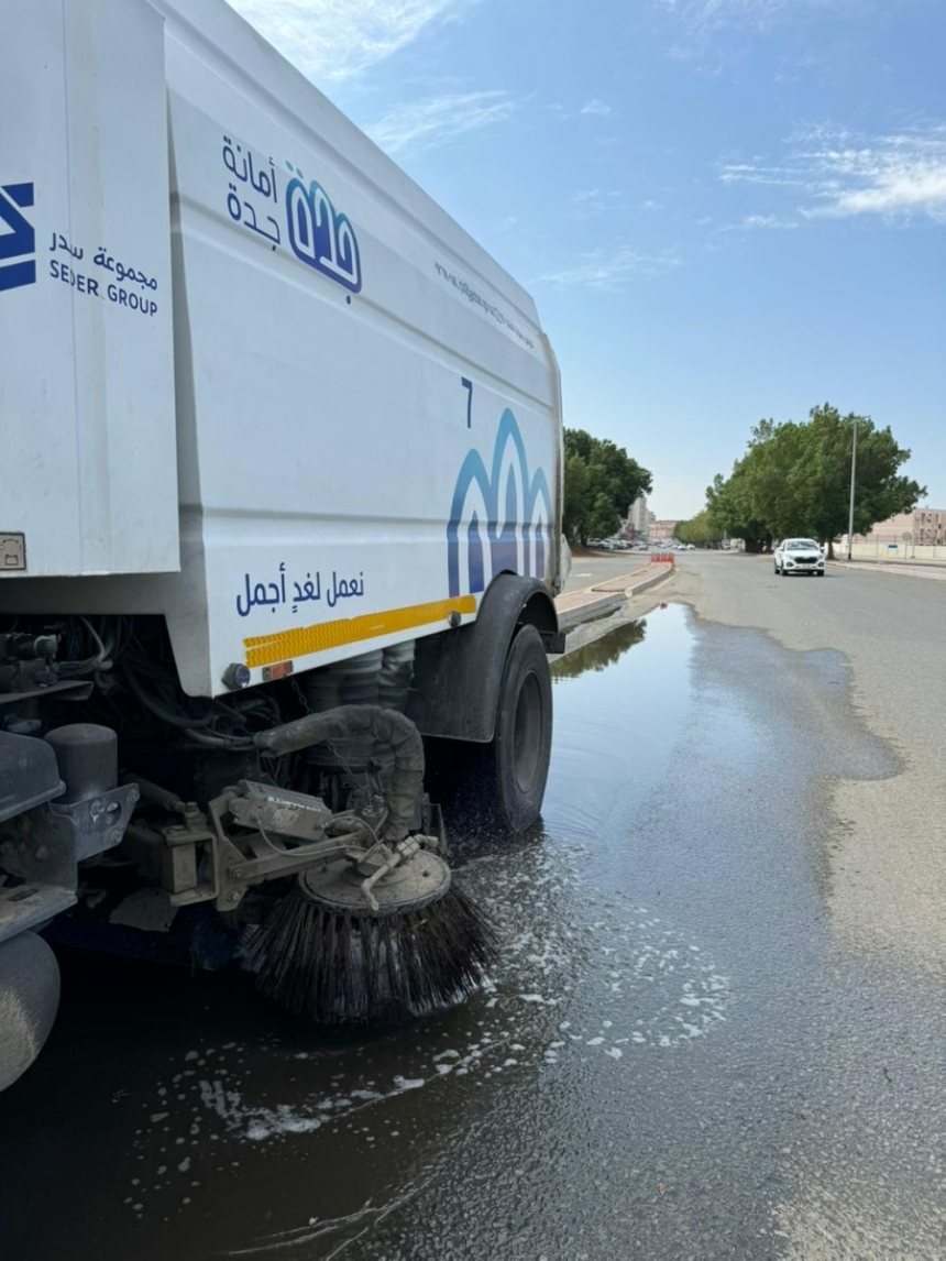  الفرق الميدانية في أمانة محافظة جدة تواصل جهودها لرفع آثار الأمطار - اليوم