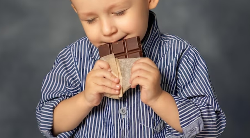يزيد تناول الشوكولاتة من هرمونات السعادة في الجسم- مشاع إبداعي