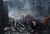 فلسطينيون يبحثون عن ضحايا في موقع الغارات الإسرائيلية على المنازل - رويترز