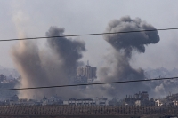 أعمدة الدخان تتصاعد جراء قصف غزة - رويترز