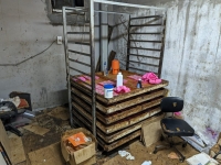 تم رصد مهجور استغلته عمالة مخالفة لممارسة نشاطها المخالف في تخزين الكريمات والمستحضرات النسائية - اليوم
