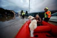 نقل امرأة إيطالية وكلبهاعلى متن زورق إطفاء بعد أن تم إنقاذهما في أعقاب العاصفة- رويترز