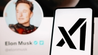 شعار شركة أكس إيه آي وفي الخلفية صفحة إيلون ماسك الرسمية على تطبيق أكس