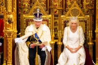 ملك بريطانيا يلقي خطابًا بجانب الملكة البريطانية كاميلا خلال الافتتاح الرسمي للبرلمان في غرفة اللوردات- رويترز 