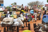 الأزمة أسفرت عن حركة نزوح غير مسبوقة بين السودانيين (رويترز)