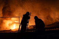 رجال الإطفاء الأوكرانيون يخمدون النيران من مبنى أصيب بهجوم روسي بطائرة بدون طيار- د ب أ