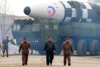 كوريا الشمالية تطور محركًا جديدًا يعمل بالوقود الصلب لصاروخ باليستي - موقع The Japan Times