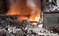 رجال الإطفاء يعملون في الموقع الذي تضرر فيه مبنى جراء غارة روسية- رويترز 