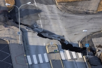 شارع بمدينة جريندافيك التي جرى إخلاؤها بسبب النشاط البركاني- رويترز