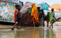 صوماليون داخل ملاجئهم المؤقتة في مخيم للنازحين جراء الفيضانات- رويترز 
