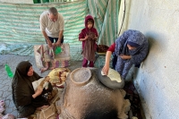 فلسطينيون يخبزون الخبز باستخدام فرن من الطين، وسط نقص الوقود وغاز الطهي- رويترز