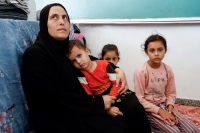 النساء في غزة يتمنين الموت السريع، وهن نائمات مع أطفالهن - رويترز