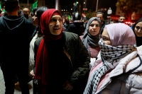 رد فعل الناس مع مغادرة السجناء الفلسطينيين بعد إطلاق سراحهم من سجن عوفر العسكري الإسرائيلي - رويترز