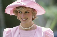 الأميرة الراحلة ارتدت البلوزة في الصورة التي التقطت في 1981