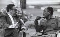 كيسنجر مع الرئيس المصري الأسبق محمد أنور السادات في سبعينيات القرن الماضي - وكالات