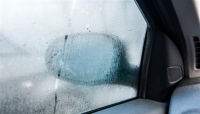 للتخلص من الرطوبة داخل السيارة يمكن فرد أوراق الصحف على أرضيتها - مشاع إبداعي