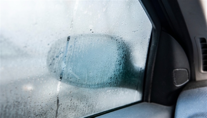 كيف تتخلص من تكثف بخار الماء على زجاج السيارة شتاءً؟