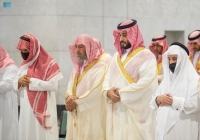 ولي العهد يؤدي صلاة الميت على الأمير ممدوح بن عبد العزيز بالمسجد الحرام - واس