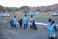متطوعون يشاركون في مبادرة تنظيف نفايات المتنزهين بالطائف- اليوم